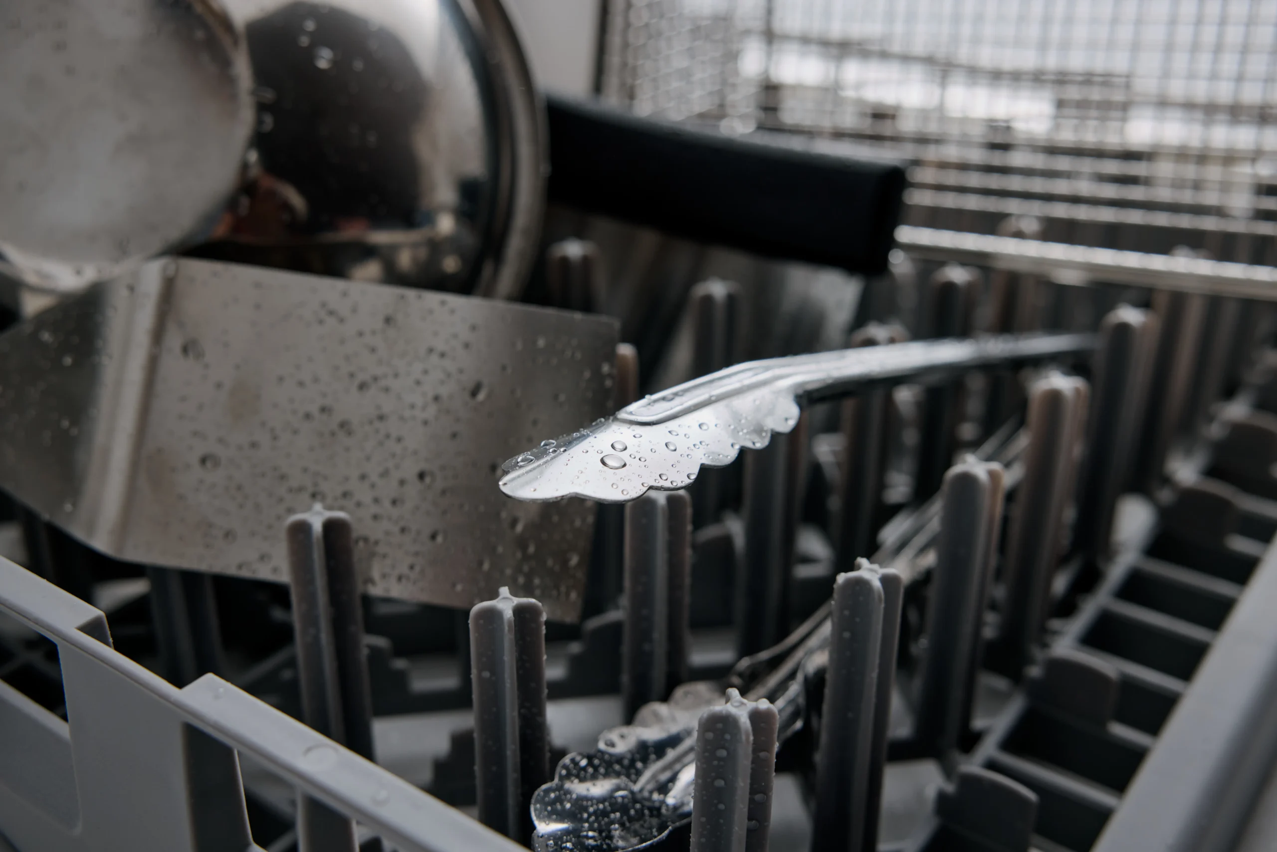 Plates and cutlery in a soft water dishwasher